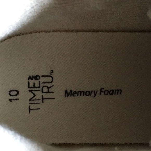 Time and Tru Women’s Sneaker Shoes Memory foam Size 10 Gently used - Picture 3 of 6
